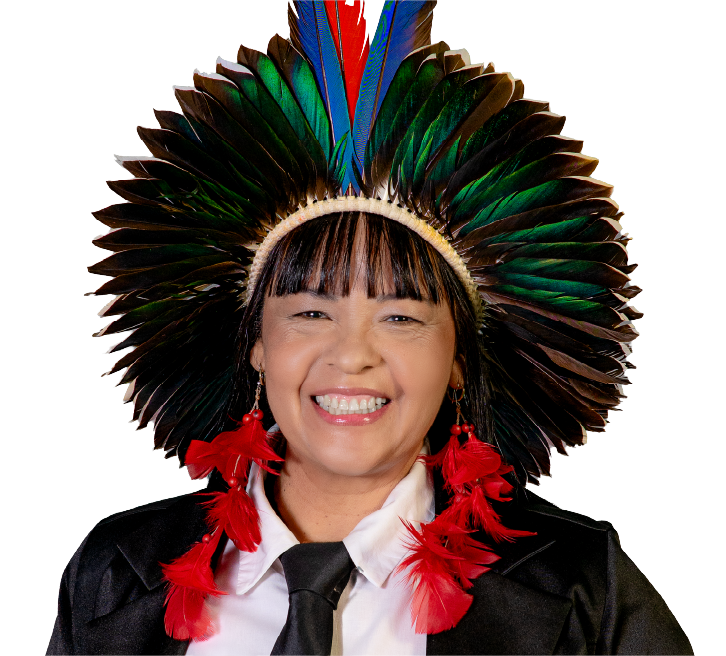 Luciene Kayabi sorrindo com cocar tradicional